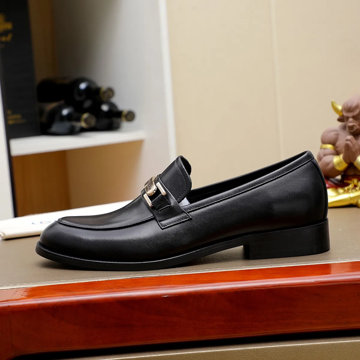 Men's Men's Shoes 💰420 💰[Louis Vuitton] LV high-end business formal leather shoes! ! Luxurious and elegant style, equal emphasis on practicality and style, professional focus on details and quality, counter original 1⃣️: 1⃣️ super accurate reproduction👍🏻! Material: The upper is made of imported original soft 🐂cowhide ➕imported first-layer sheepskin lining. Original anti-slip and wear-resistant outsole! Code number: 39--45, (38.46 custom-made) Large quantities in stock!